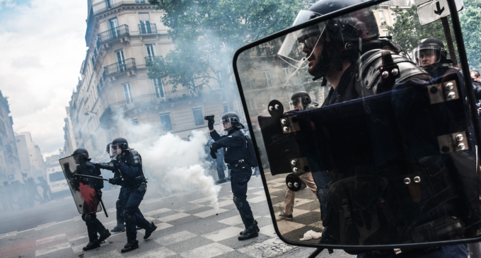 Intervención de la Policía en la manifestación del 14-J en París. TERESA SUÁREZ