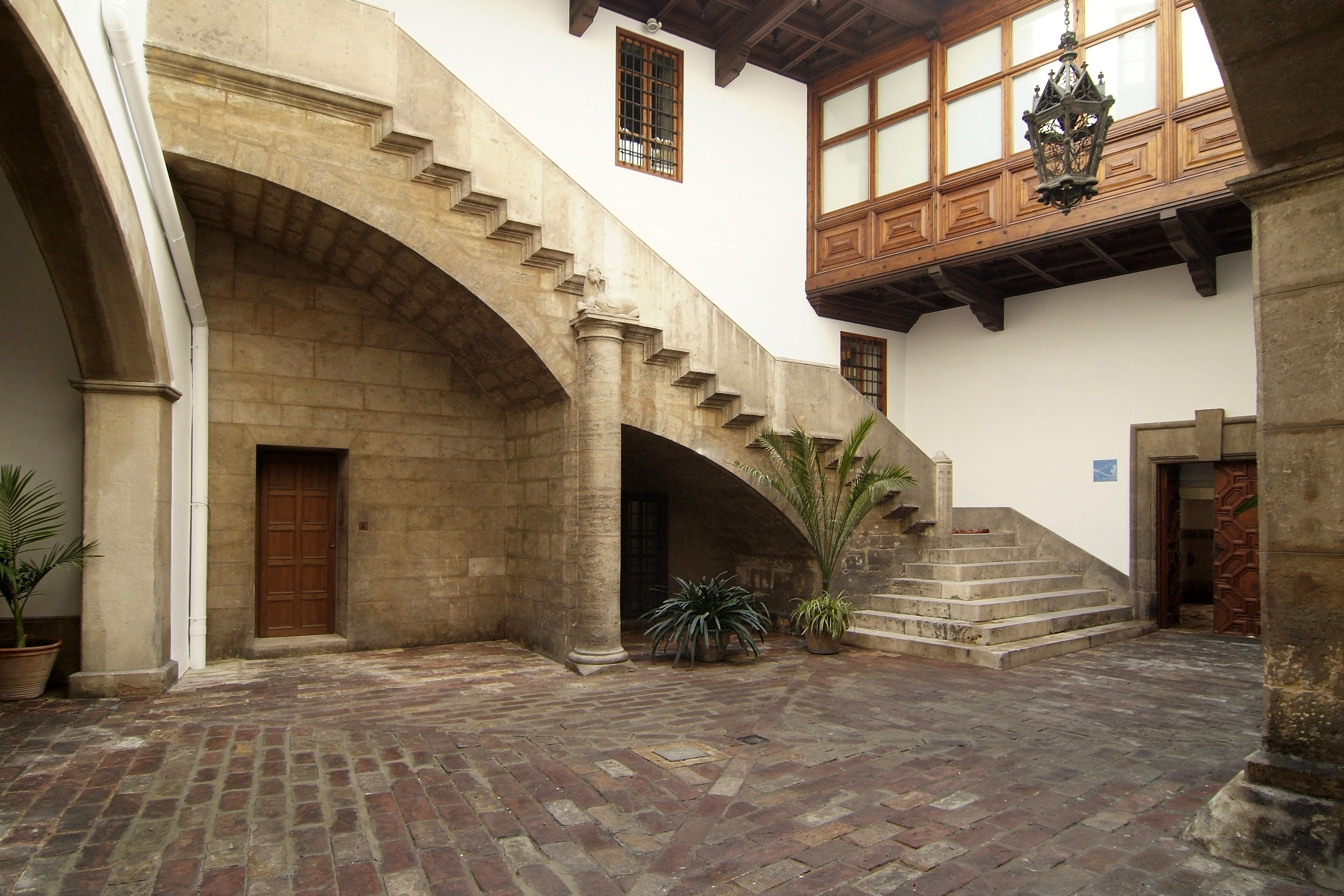 patio-gotico-2-liber-palacio-de-malferit