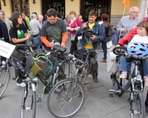 Concentración ciclista en Valencia en defensa del tren.