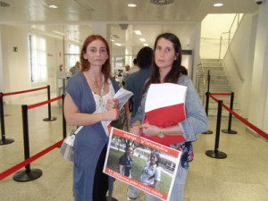 Ana y Tamara antes de entregar las 92.000 firmas en el Ministerio de Justicia- V. U.