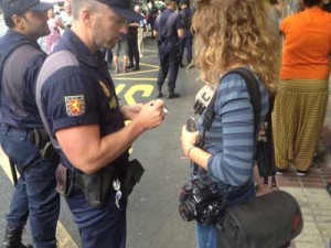 Un policía identifica a una fotoperiodista en Sevilla.- Andalucesdiario