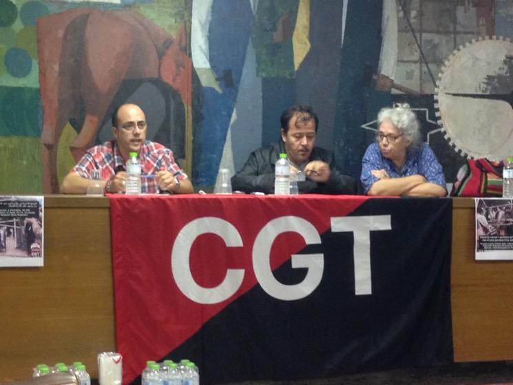 Omar, al centre, va explicar la lluita sindical al Marroc al Vendrell convidat per la CGT