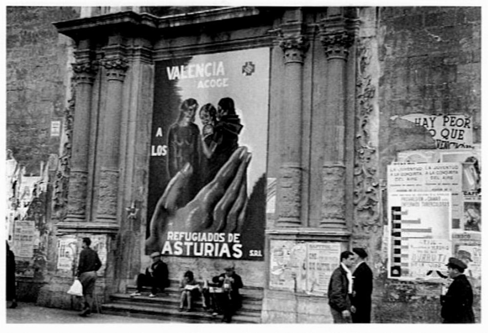 Fotografia de Joaquin Sanchis "Finezas", dins de les seves fotografies de guerra a València 1937-1938. És la porta de l'Església de Sant Martí, del carrer Sant Vicent (en aquella epoca Avinguda Largo Caballero)