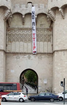 Pancarta en las Torres de Serranos de Valencia, colocada por CGT.