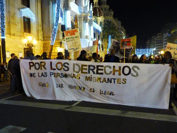 Foto de la pancarta principal en la VIII Marcha por el cierre de los Centros de Internamiento de Extranjeros (18 de diciembre de 2015)